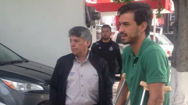 Oswaldo Alanís camina con muletas