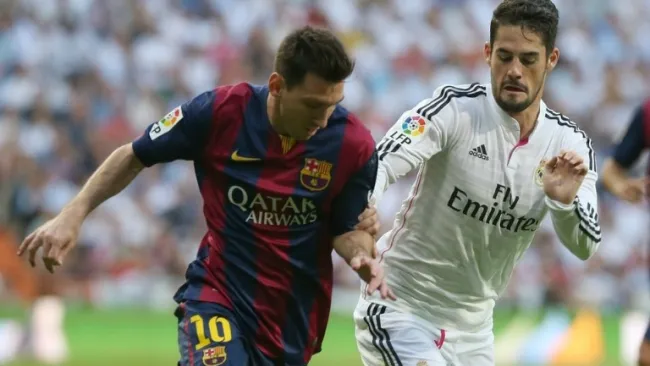 Messi intenta superar a Isco