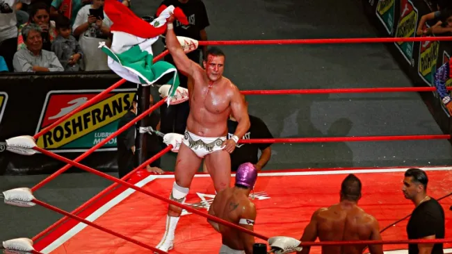 Alberto del Río levanta la bandera de México
