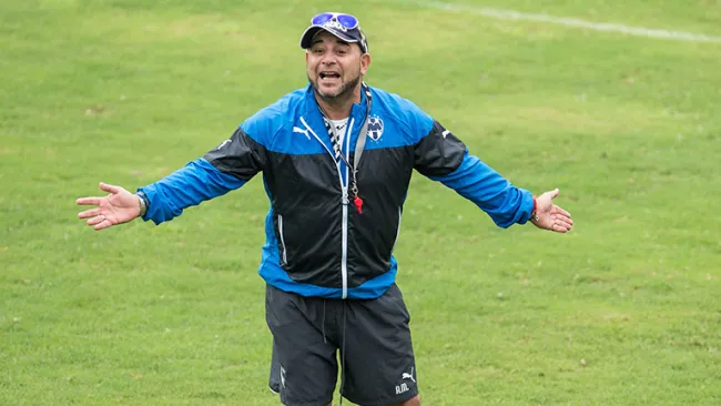 Mohamed da instrucciones en un entrenamiento