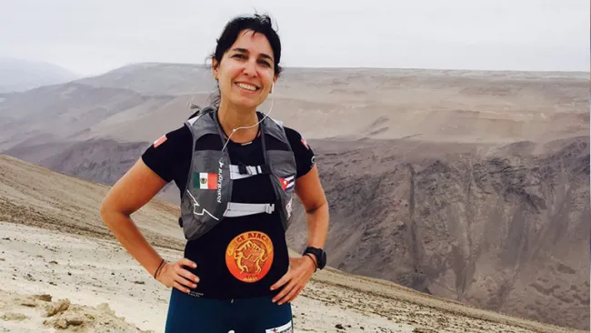 Nahila Hernández, posando en el desierto