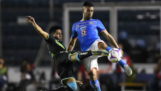 Ariel Rojas disputa el balón en el Estadio Azul