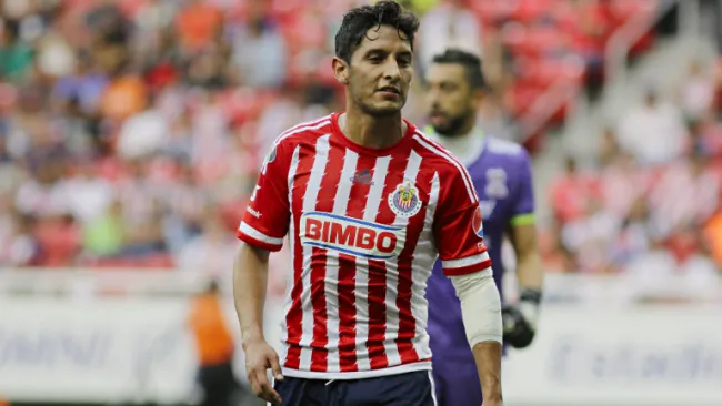 Ángel Reyna en un partido con Chivas