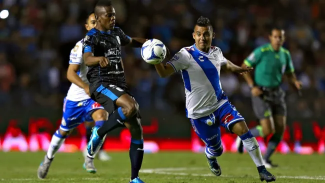 Candelo y Gutiérrez peleando el esférico en La Corregidora