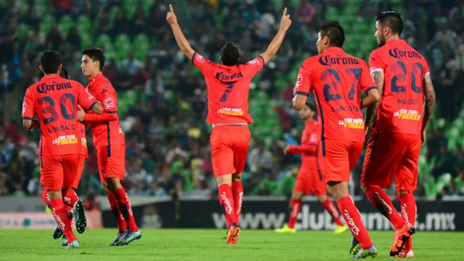 Pablo Velázquez, festeja un gol con Morelia