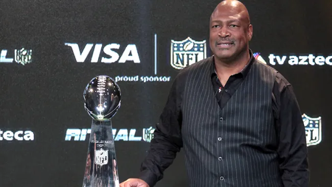 Charles Haley posa con el Vince Lombardi