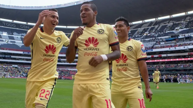 Jugadores del América festejan un gol