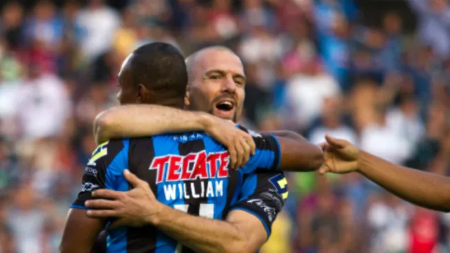 Da Silva y Villa se abrazan tras un gol