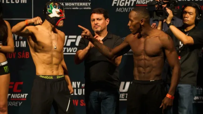 Goyito encarando a Taylor Lapilus en el pesaje