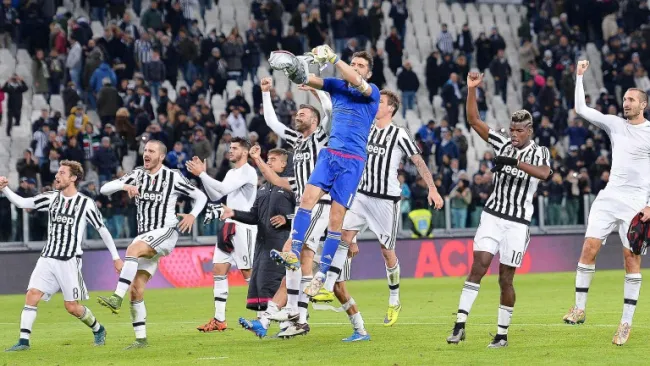 Jugadores de Juventus celebrando la victoria contra Milan