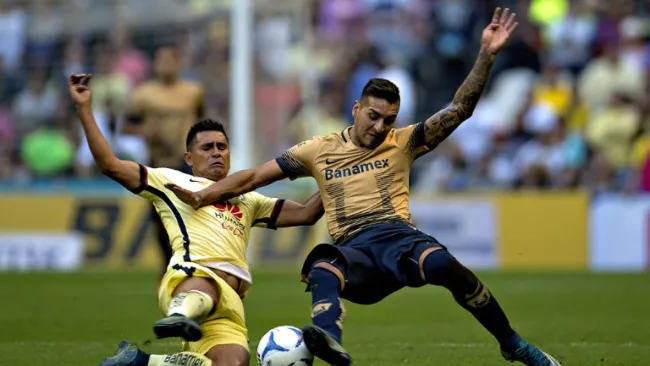 Osvaldo Martínez se barre para detener a Sosa