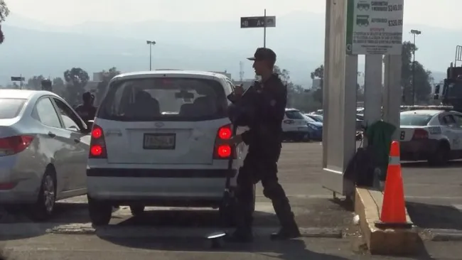 Policía revisa un auto en el Azteca