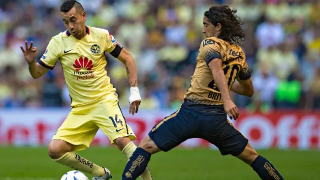 Sambueza y Britos peleando el balón en el Estadio Azteca