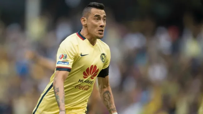 Rubens Sambueza en el encuentro contra Pumas