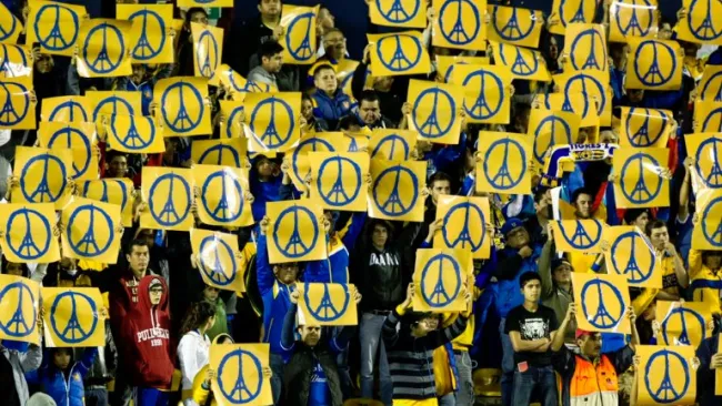 Afición en el Volcán con carteles de apoyo a Francia