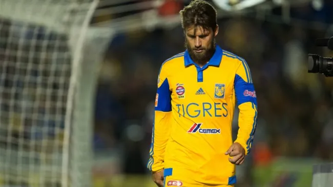 Sobis lamentando una acción frente al marco de La Máquina