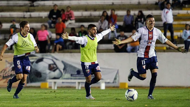 Jugadores del Atlante festeja triunfo en Cuartos de Final