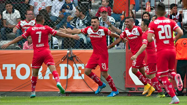 Jugadores de Toluca celebran un gol