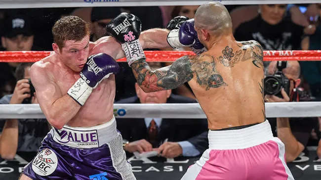 Saúl Álvarez, durante la pelea contra Miguel Cotto