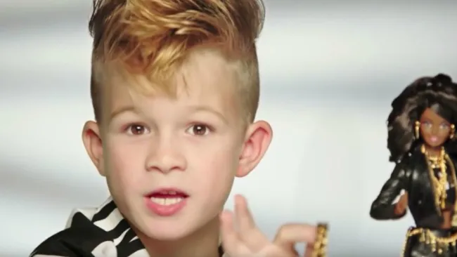 Un niño presenta a la nueva Barbie Moschino