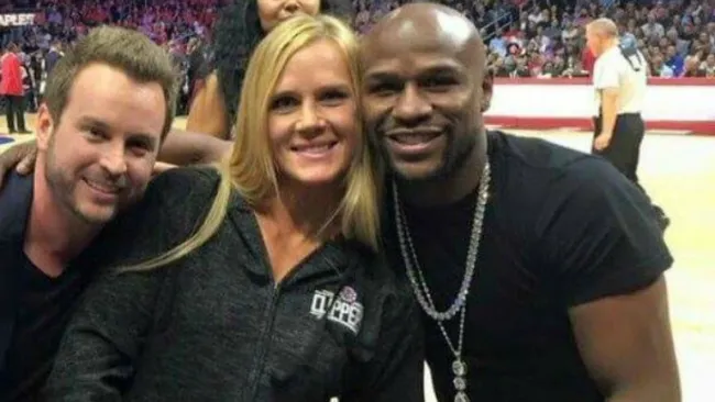 Mayweather posa para la cámara junto a su amiga