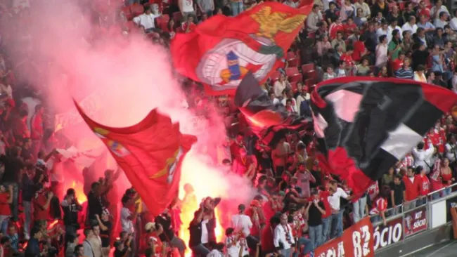 Aficionados de Benfica al interior del estadio