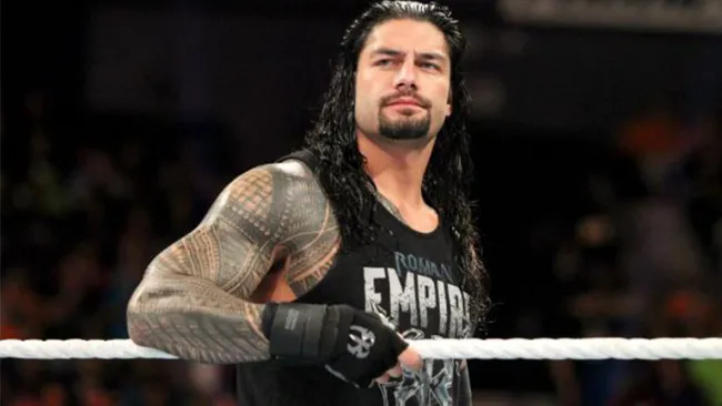 Roman Reigns durante un programa de Raw