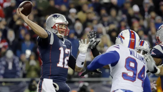 Brady, a punto de realizar un envío contra Buffalo