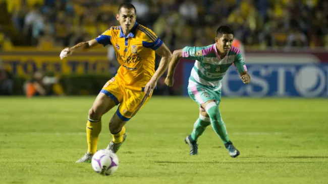 Torres Nilo conduce el balón en juego contra Santos