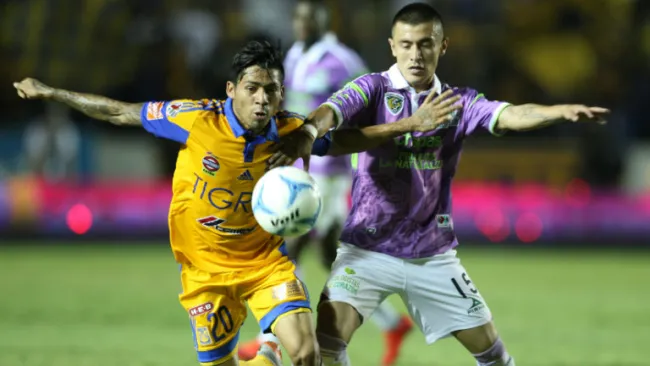 Javier Aquino y Pedro Vargas disputan el esférico