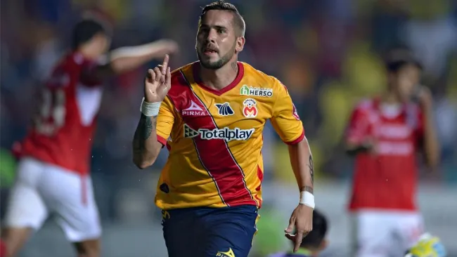 Mauro Cejas festeja un gol con Monarcas