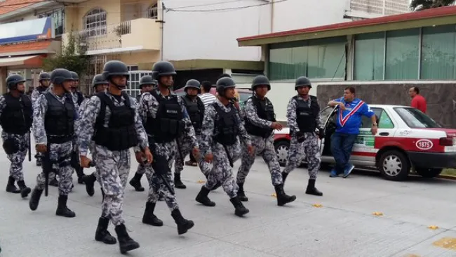 Elementos de la Marina en las cercanías del estadio 