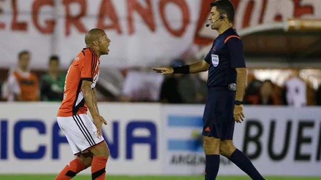 Carlos Sánchez le reclama al árbitro durante el juego 