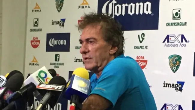 Ricardo La Volpe en conferencia de prensa
