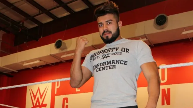 La Sombra posa para sesión de fotos