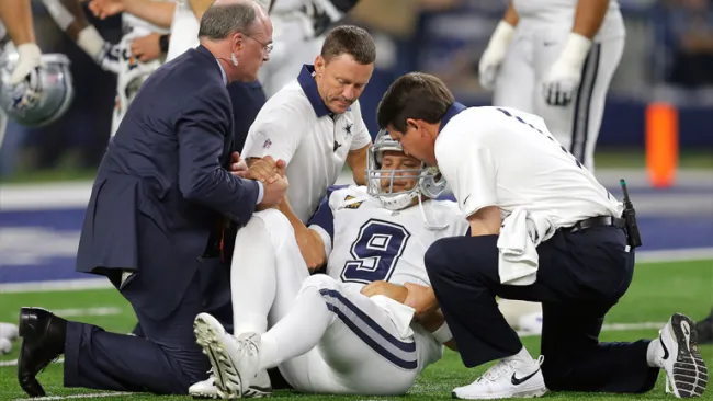 Romo es atendido por los médicos de Dallas