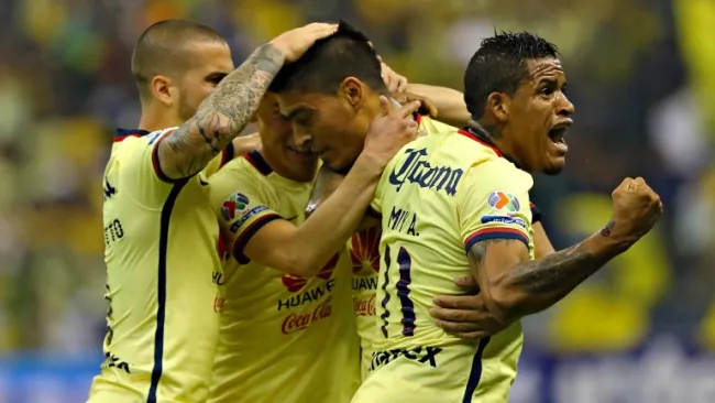 Jugadores del América festejan un gol