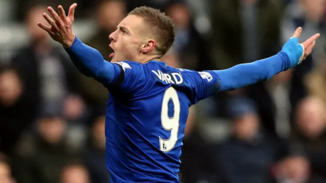 Jamie Vardy festeja un gol con el Leicester City