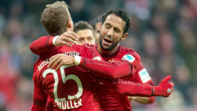 Müller festeja su gol con Medhi Benatia