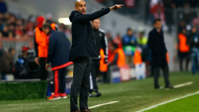 Pep Guardiola dando instrucciones en un duelo del Bayern