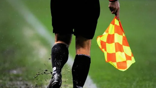 Un árbitro asistente durante un partido