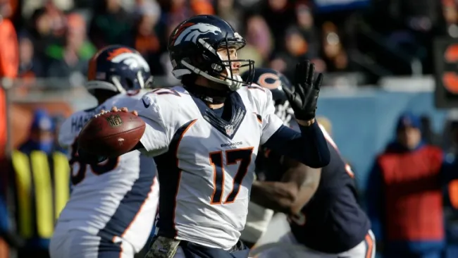 Brock Osweiler antes de mandar un pase