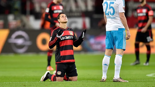 Chicharito, rezando antes de iniciar el partido