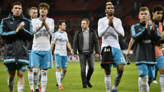 Jugadores del Schalke agradecen a la afición 