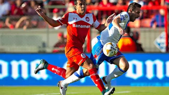 Paulo da Silva carga a Rey por la espalda