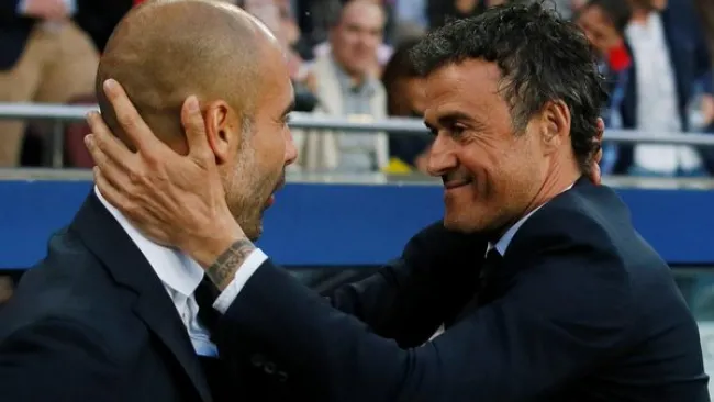 Guardiola y Luis Enrique se saludan antes de un juego