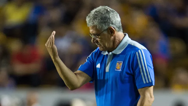 Ricardo Ferretti durante un partido con Tigres 