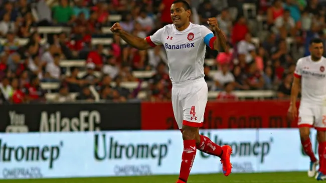 Paulo Da Silva celebrando una anotación con los Diablos