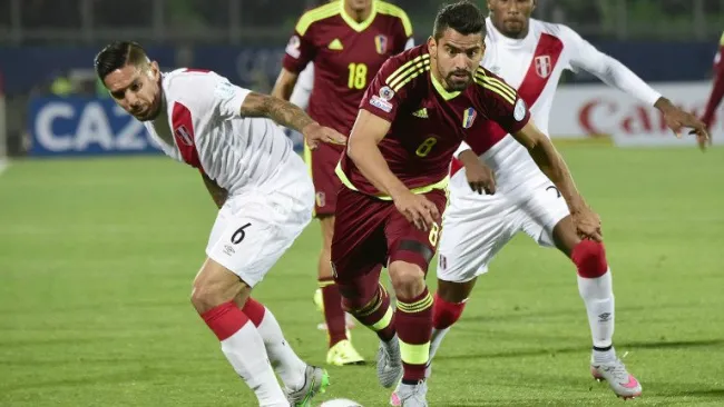 Tomás Rincón conduce en juego de Copa América contra Perú