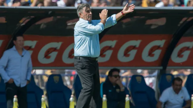 Carlos Reinoso da indicaciones en juego contra Pumas
